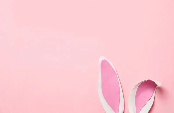 Смішні великодні вуха кролика на кольоровому фоні, вид зверху з пробілом для тексту — стокове фото