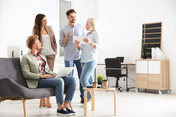 İş adamları iş tartışıyor önemli ofis, metin için yer. Profesyonel iletişim