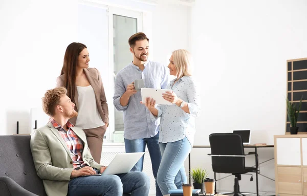 Gente de negocios discutiendo asuntos de trabajo en la oficina, espacio para texto. Comunicación profesional —  Fotos de Stock