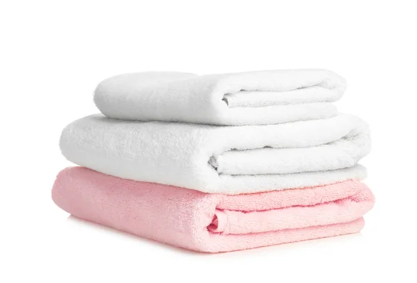 Vikta mjuk frotté handdukar på vit bakgrund — Stockfoto