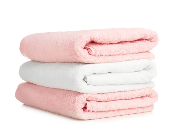 Asciugamani in morbida spugna piegati su sfondo bianco — Foto Stock