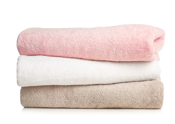 Vikta mjuk frotté handdukar på vit bakgrund — Stockfoto