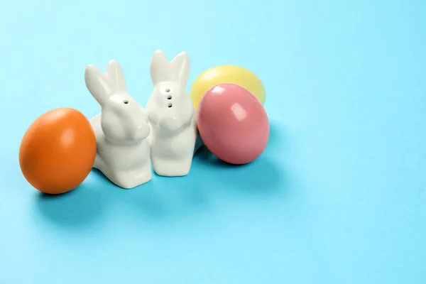 陶瓷复活节兔子和染色鸡蛋上的颜色背景, 文本空间 — 图库照片