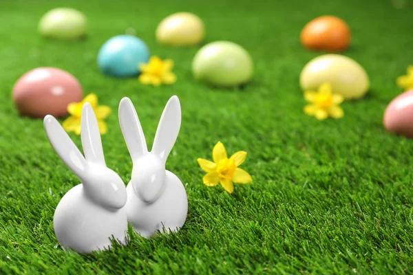 陶瓷复活节兔子和染色鸡蛋上的绿草, 文字空间 — 图库照片