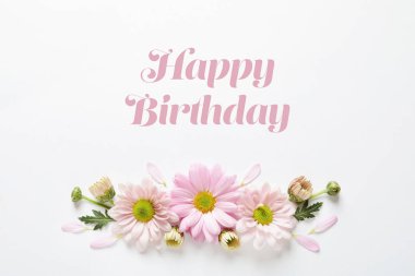 Düz yatıyordu bileşimi güzel çiçekler ve beyaz arka plan üzerinde metin mutlu yıllar