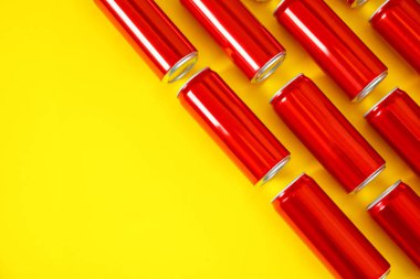 Düz renkli arka plan üzerinde boş metal kırmızı kutular yatıyordu. Tasarım için alay 