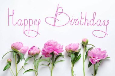 Güzel Şakayık çiçekleri ve açık renkli, üstten görünüm üzerinde metin mutlu yıllar