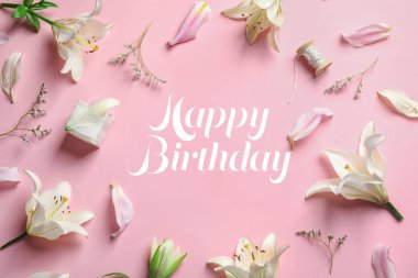 Lily çiçekler ve renk arka plan üzerinde metin mutlu yıllar düz yatıyordu kompozisyonu