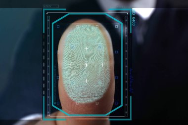 Biyometrik parmak izi tarayıcı, closeup bardak denetim basarak iş adamı. Dijital kimlik