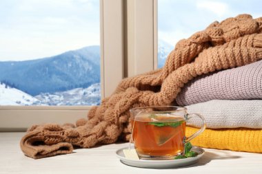 Pencere, metin için yer sıcak kış içki fincan ile kompozisyon