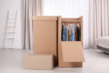 Karton dolap askı yatak odasında kıyafet kutularıyla