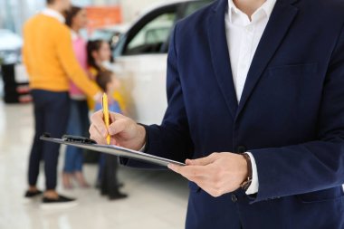 Pano ve arka plan üzerinde bulanık aile araba satıcısı