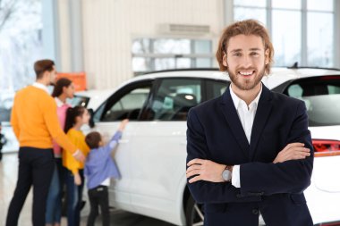 Araba satıcısı ve otomatik arka plan üzerinde yakınındaki bulanık aile