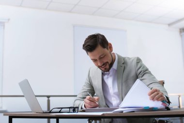 işadamı masada office belgeleriyle çalışma