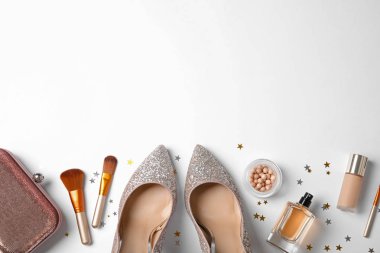 Beyaz arka plan üzerinde kadın aksesuarları ile düz yatıyordu kompozisyon. Güzellik blogger