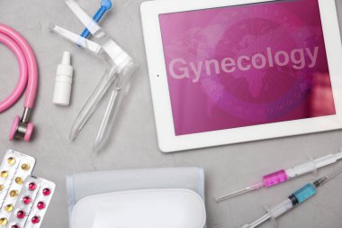 Gri arka plan üzerinde tıbbi nesnelerle düz yatıyordu kompozisyon