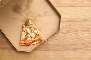 Pizza parça ahşap arka plan, metin için yer ile üstten görünüm ile karton kutu