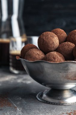 Lezzetli çikolata truffles gri tablo ile kase