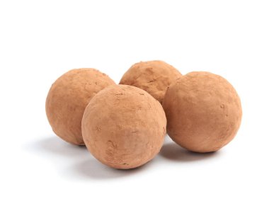 Beyaz zemin üzerine lezzetli çiğ çikolata truffles