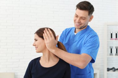 Fizyoterapist hastada klinik çalışma. Rehabilitasyon tedavisine