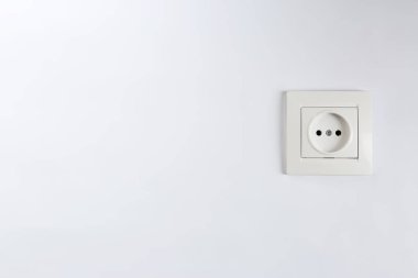 Beyaz arka plan üzerinde güç soketi. Elektrik teknisyen ekipmanları