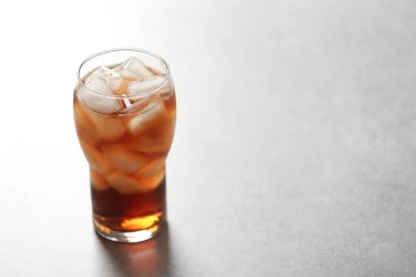 Açık renkli, metin için yer buza cola bardak