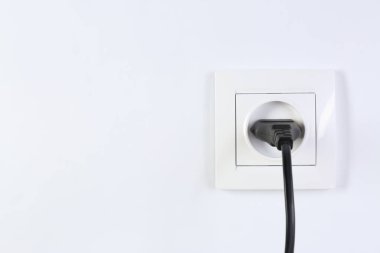 Priz ve beyaz zemin üzerine tak. Elektrik teknisyen ekipmanları