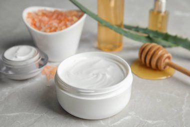 Vücut bakım ürünü masada kavanoz. Mockup tasarım için