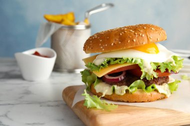 Ahşap masa, metin için yer kızarmış yumurta ile lezzetli burger