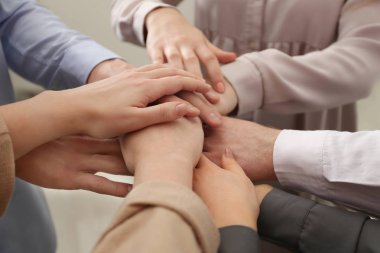Bir grup insan portre ellerini tutan