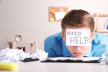 Not Need Help işyerinde alnına olan genç adam. Metin için yer