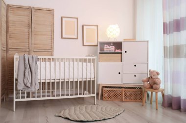 Beşik ve altında dolap ahşap Kasalar ile modern oda iç. Eko stil