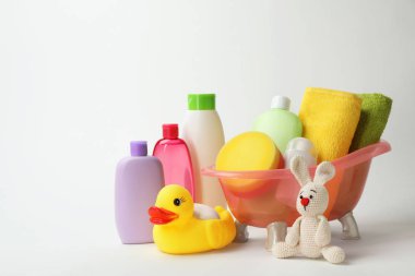 Banyo aksesuarları, kozmetik ürünler ve beyaz arka plan üzerinde oyuncak bebek