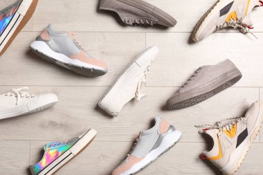 Ahşap zemin üzerinde farklı spor ayakkabıları ile düz yatıyordu kompozisyon