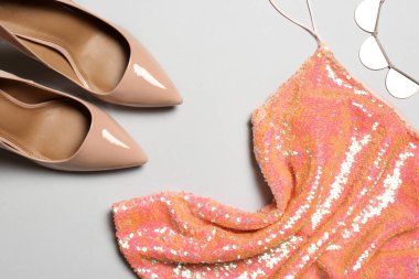 Bayanın Ayakkabı ve giyim gri arka plan üzerinde düz yatıyordu kompozisyonu