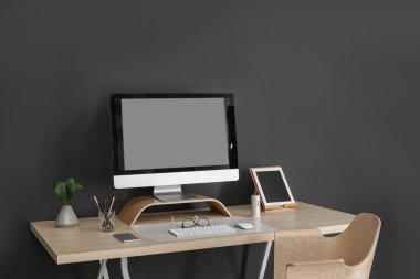 Modern işyeri iç bilgisayar ve aygıtlarla masada. Metin için yer