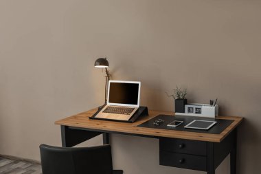 Modern işyeri iç dizüstü bilgisayar ve aygıtlarla masada. Metin için yer