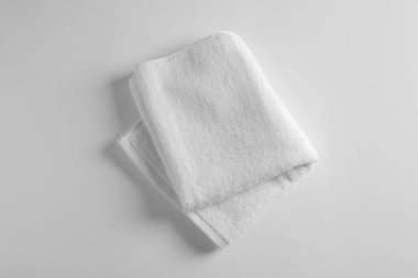 Açık renkli, üstten görünüm yumuşak terry havlu katlanmış