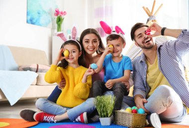 Mutlu aile birlikte sırasında Paskalya tatili evde vakit