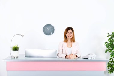 Güzellik Salonu resepsiyon masası, güzel kadın