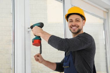 Süre installing pencere kapalı matkap kullanarak inşaat işçisi