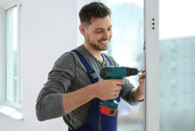 Süre installing pencere kapalı matkap kullanarak inşaat işçisi