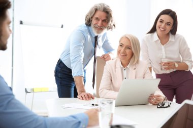 İş adamları iş tartışırken ofiste önemli değil. Profesyonel iletişim