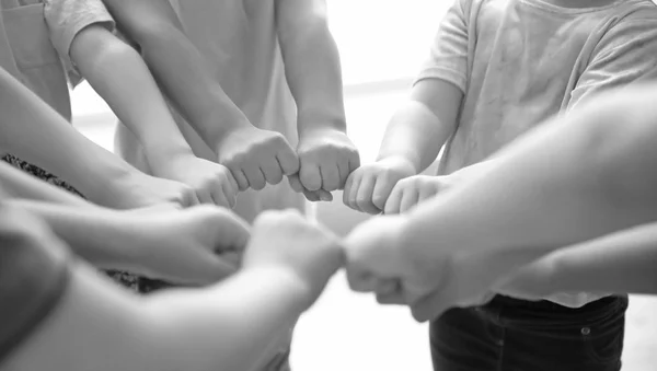 Kleine Kinder, die ihre Hände zusammenlegen, Nahaufnahme. Hilfekonzept — Stockfoto