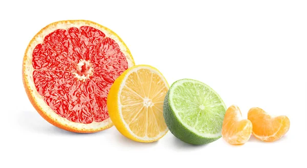 Sada různých šťavnatých citrusových plodů na bílém pozadí — Stock fotografie