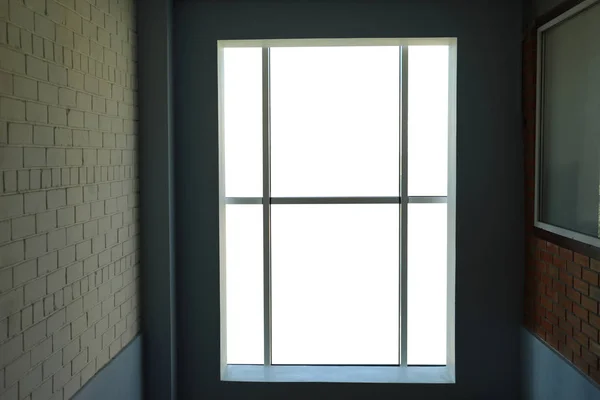 Nueva ventana de plástico moderno en habitación oscura —  Fotos de Stock
