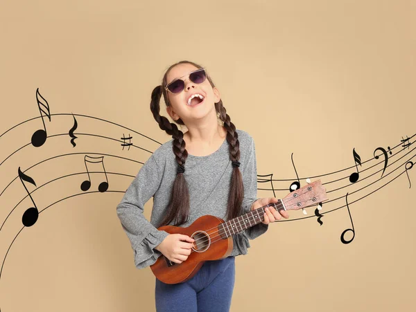Portret Wesoła dziewczynka gra na gitarze i latające na kolorze tła — Zdjęcie stockowe