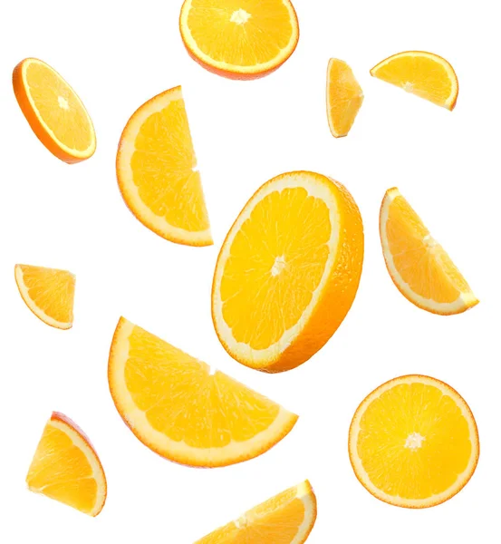 Voando suculentas fatias de laranja no fundo branco — Fotografia de Stock