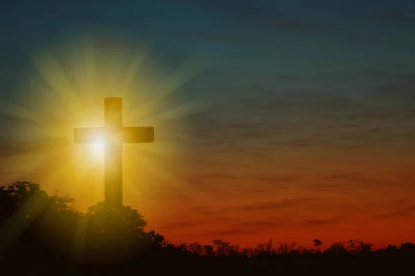 Silhouette de croix sur colline au coucher du soleil, espace pour le texte. Vacances de Pâques — Photo