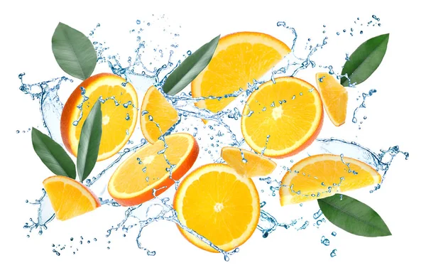 白い背景でジューシーなオレンジ スライス、柑橘類の葉と水のしぶきを飛んでください。 — ストック写真